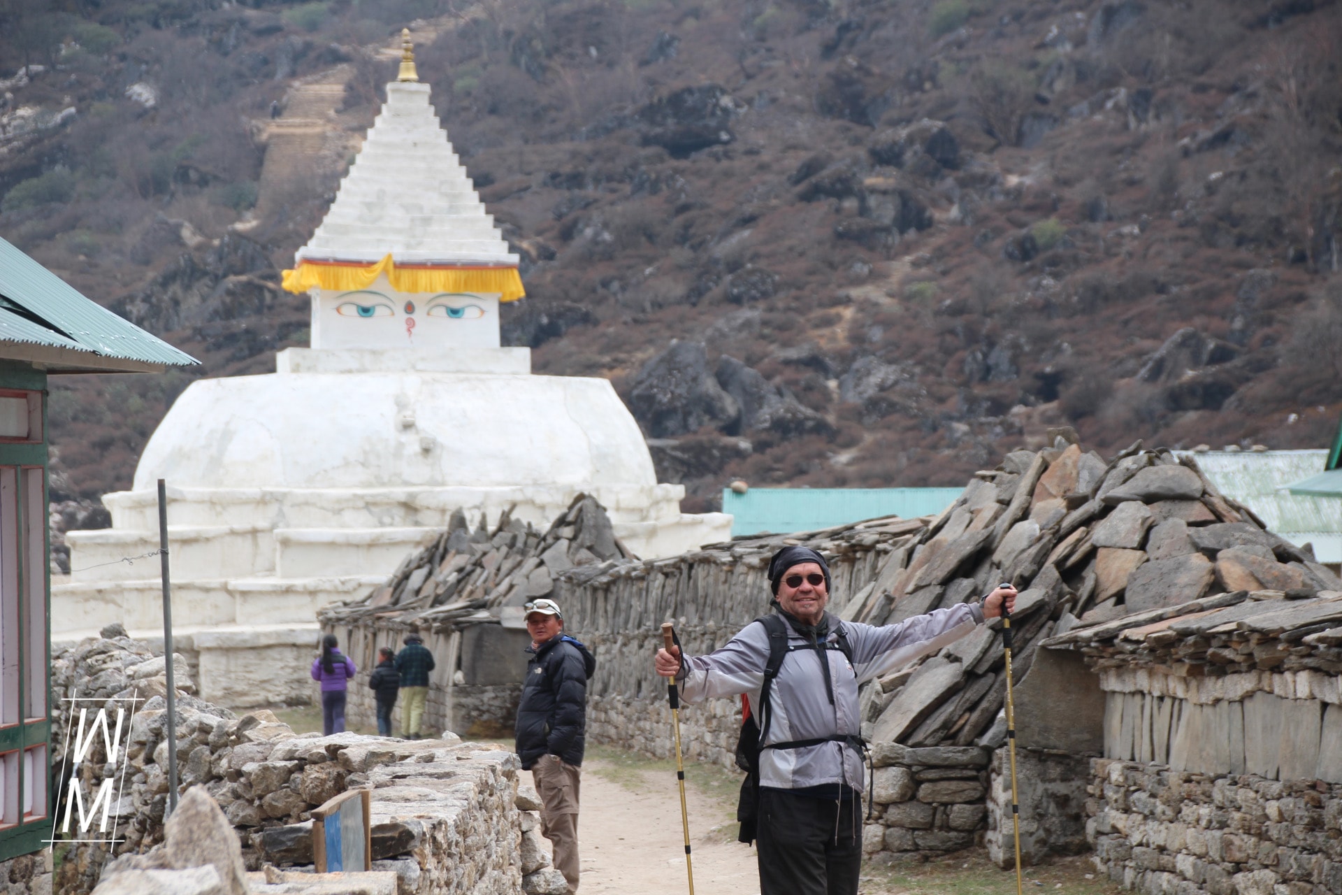 Khumjung Stupa und Manimauer.