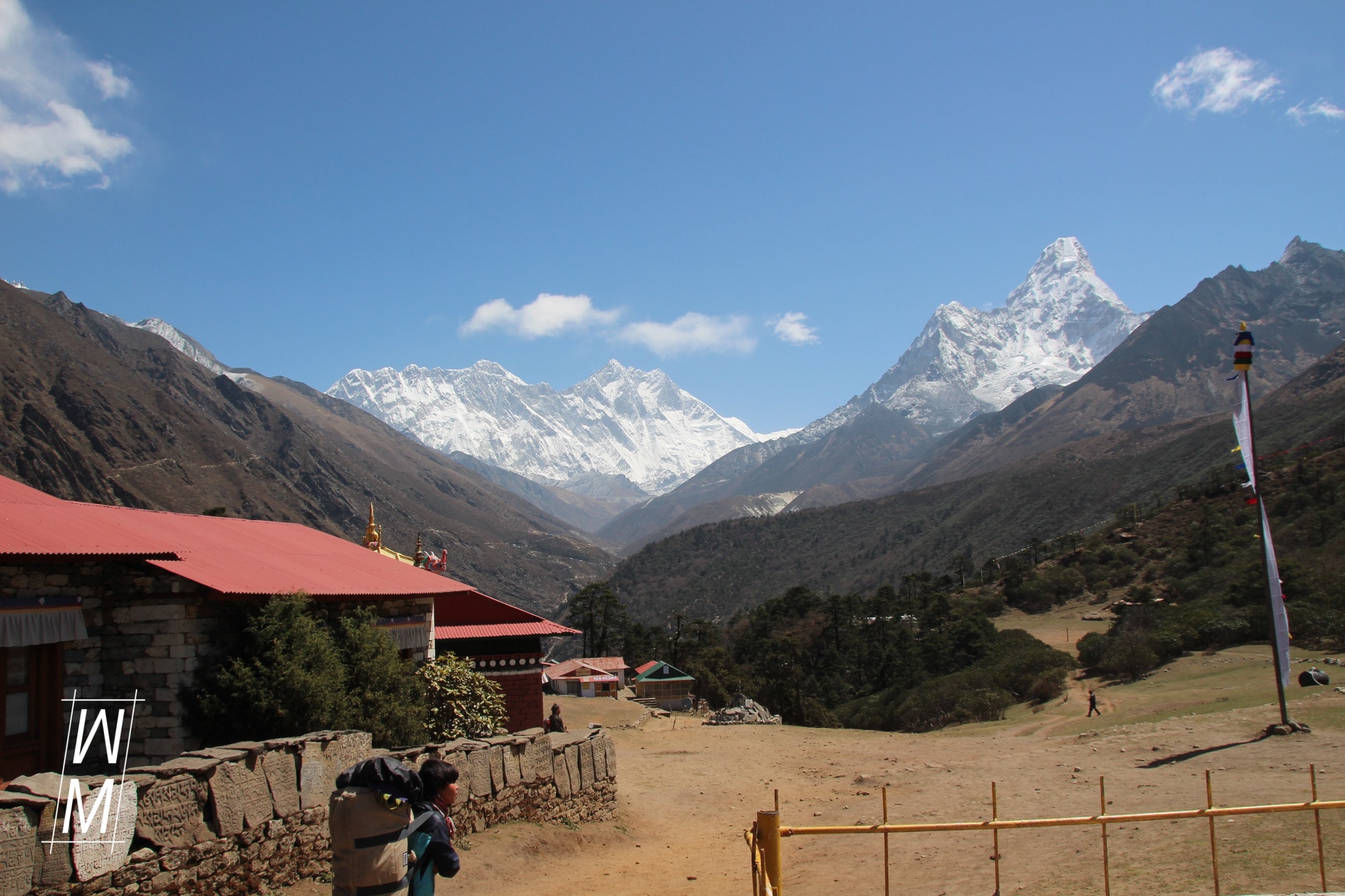 Blick über den Vorplatz des Kloster
rechts Ama Dablam in der Mitte die breite Nuptsewand, dahinter links Everest und Lothse.
