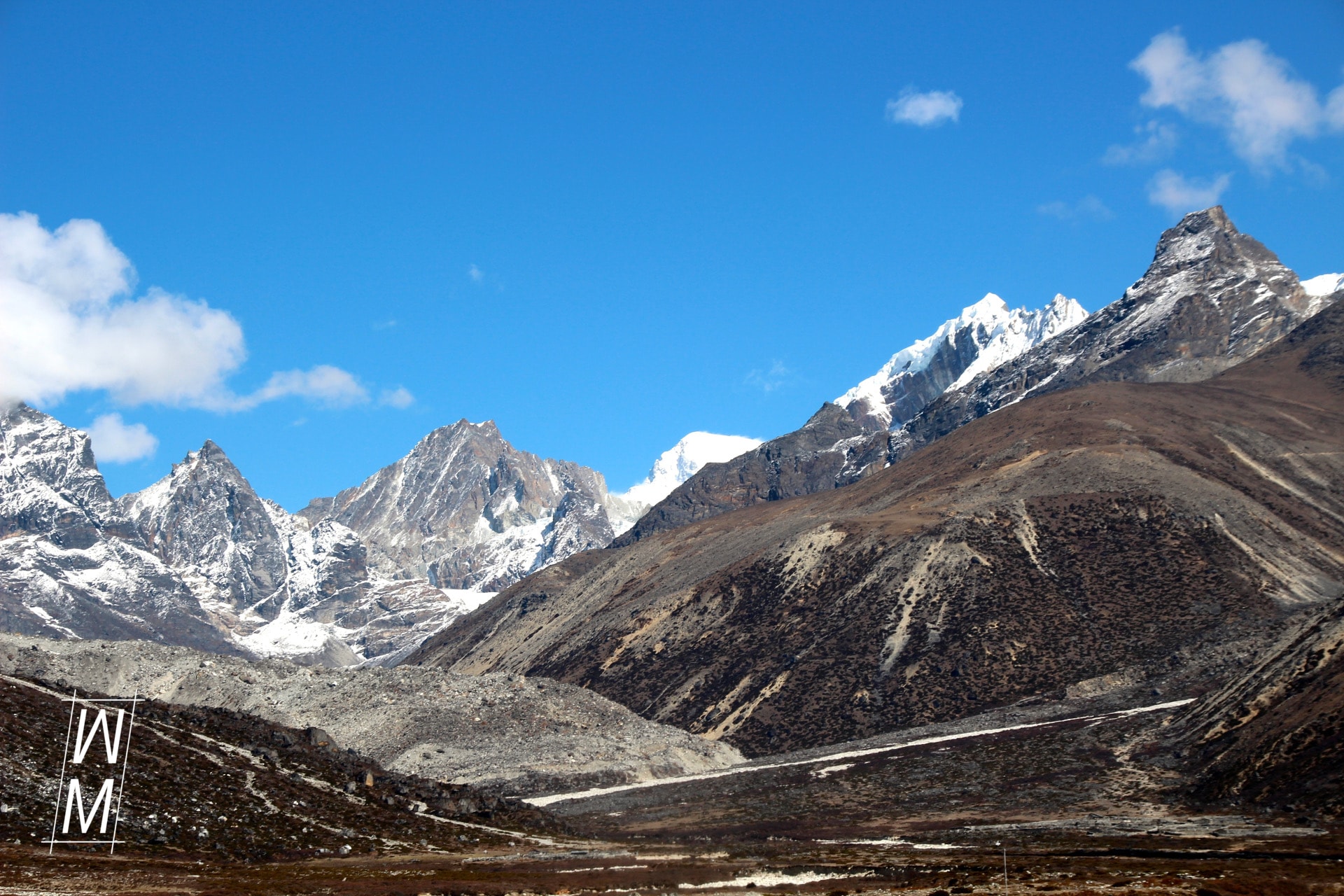 Blick von Pheriche nach Nordwesten im Vordergrund rechts der Lobbuche
mit 6114m im Hintergrund  der vergletscherte Berg Cho Oyu mit 8188m.