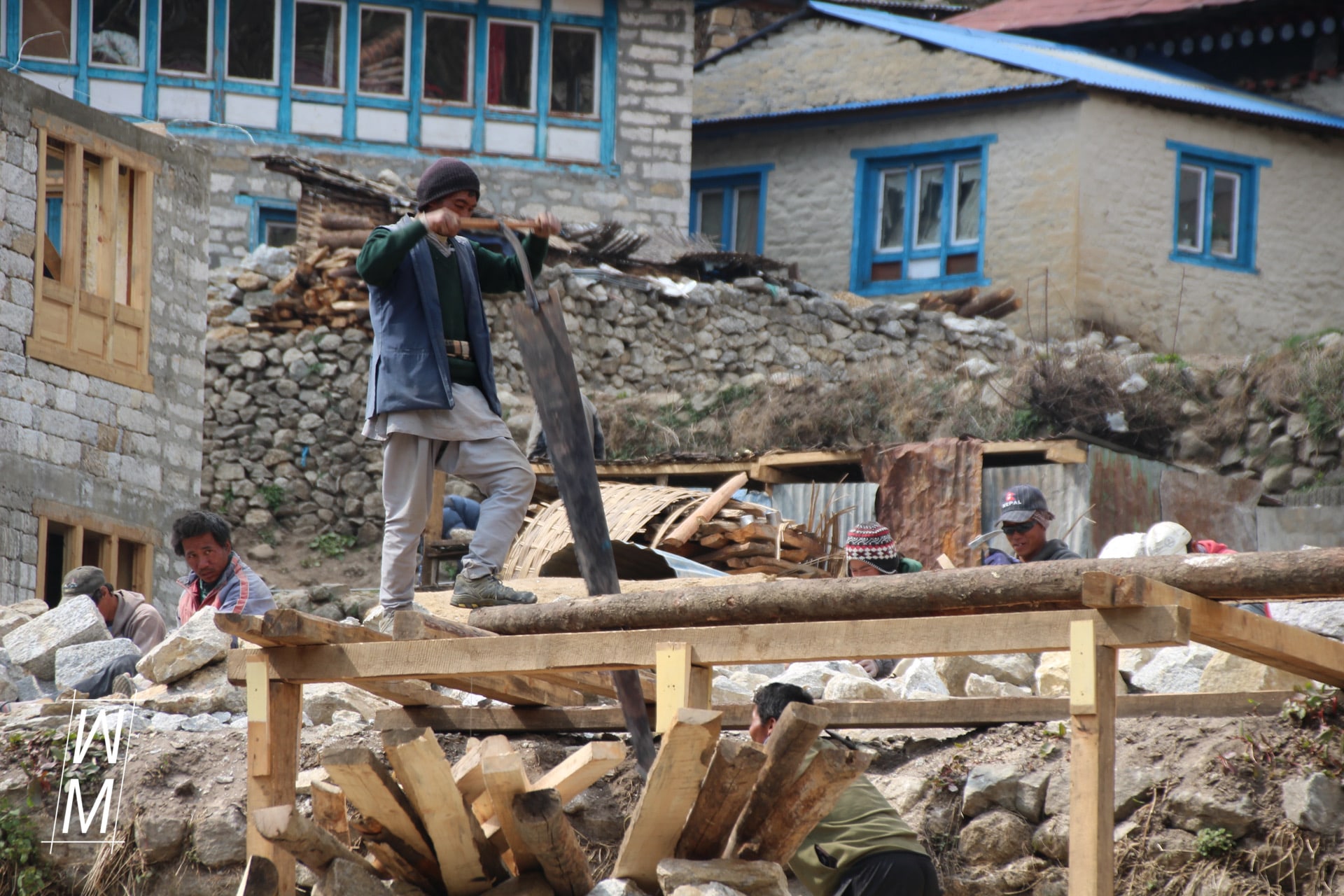 Handwerker in Namche Bazzar an einem Hotelneubau.