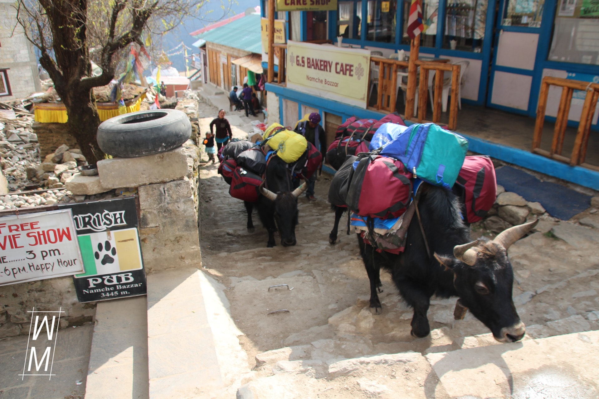Durchgangsverkehr auf der Hauptstraße in Namche Bazaar.