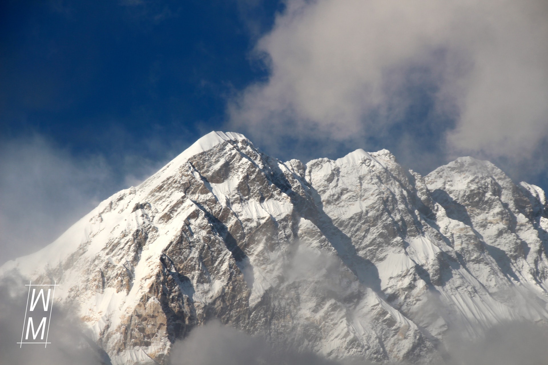 Die riesige Nuptswand von Lobbuche aus gesehen hinter dieser Wand ist
Chomo Longma ,Sagarmatha oder wie wir Touristen aus dem Westen sagen Mount Everest.