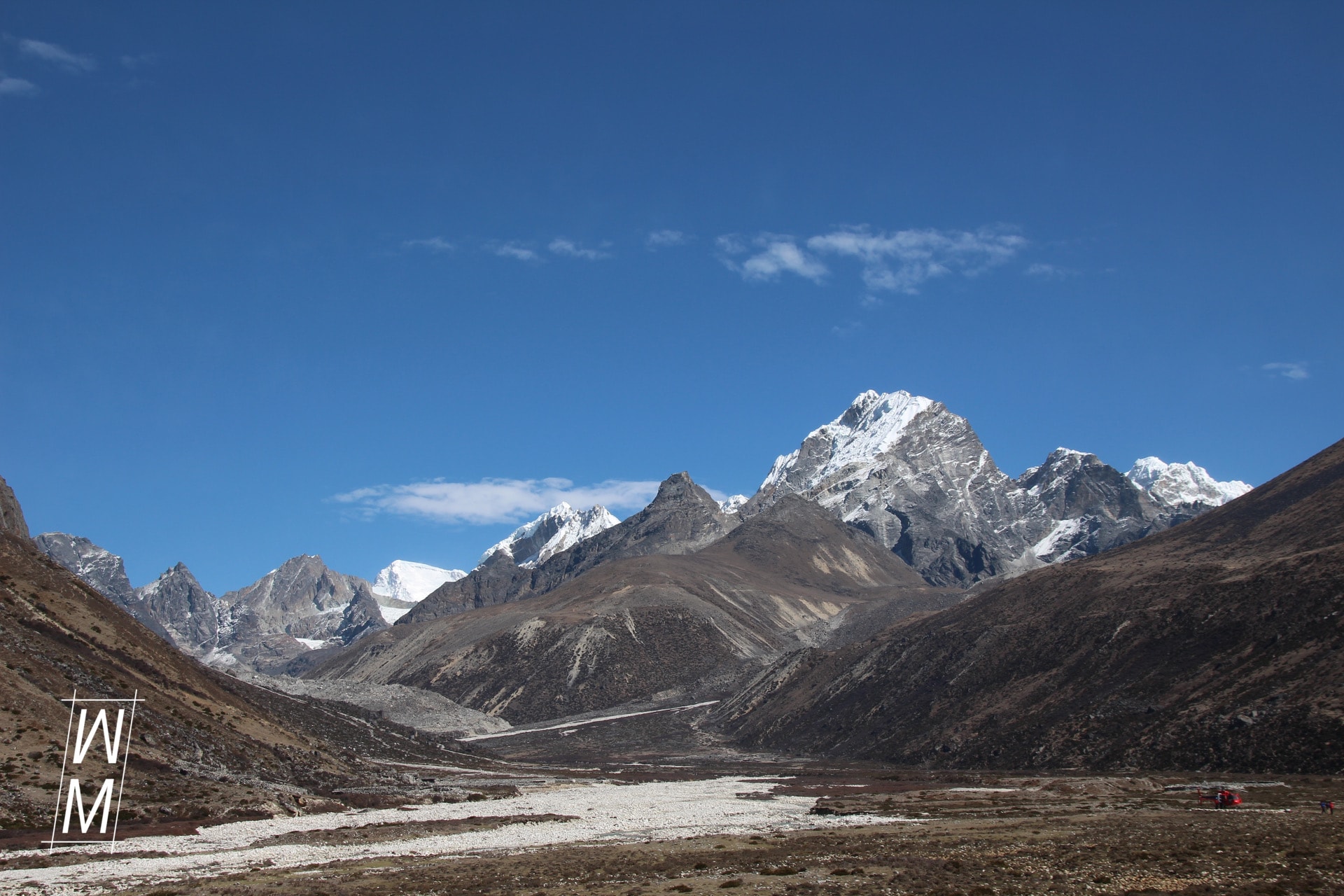 Blick von Pheriche nach Nordwesten im Vordergrund rechts der Lobbuche
mit 6114m im Hintergrund  der vergletscherte Berg Cho Oyu mit 8188m.